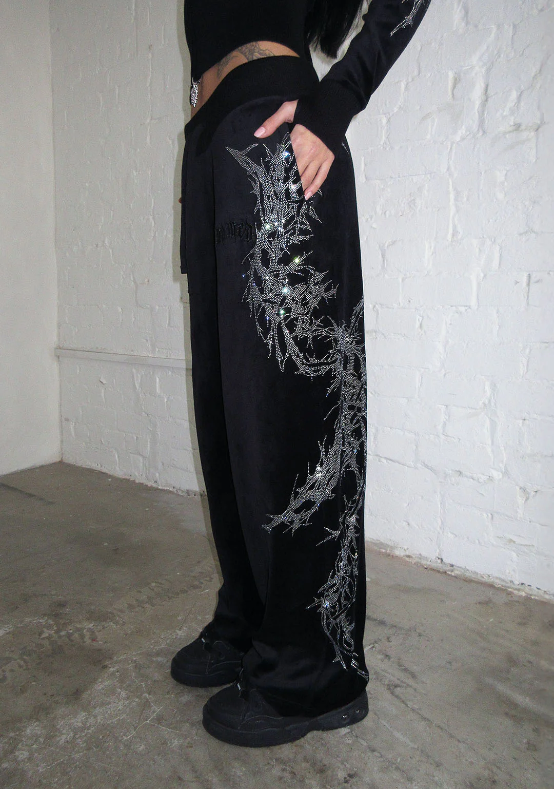 CURSE RHINESTONE VELOUR SWEATPANTS BLACK - Image 6