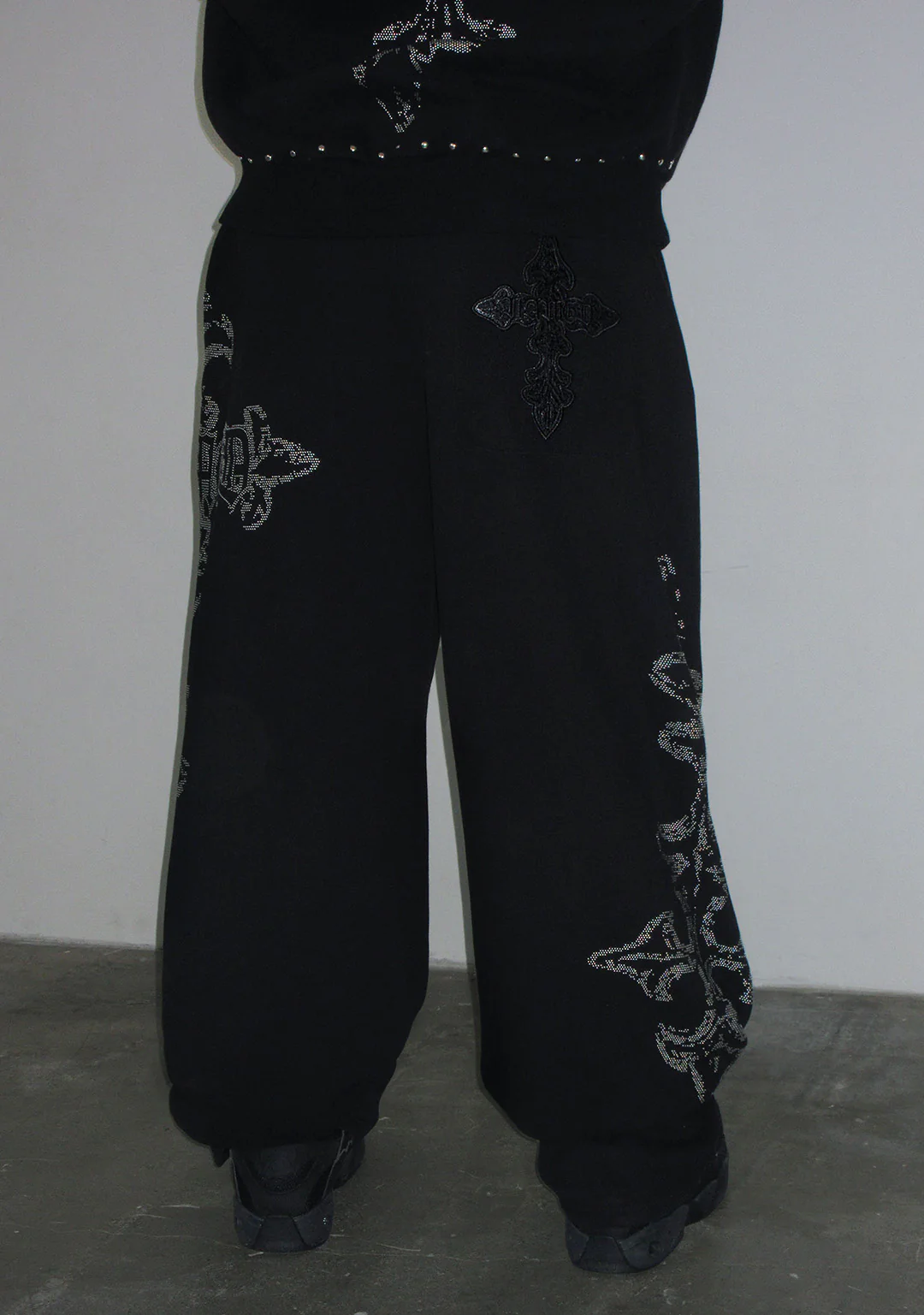 FERAL STUDDED OVERSIZED SWEATPANTS BLACK - Image 4