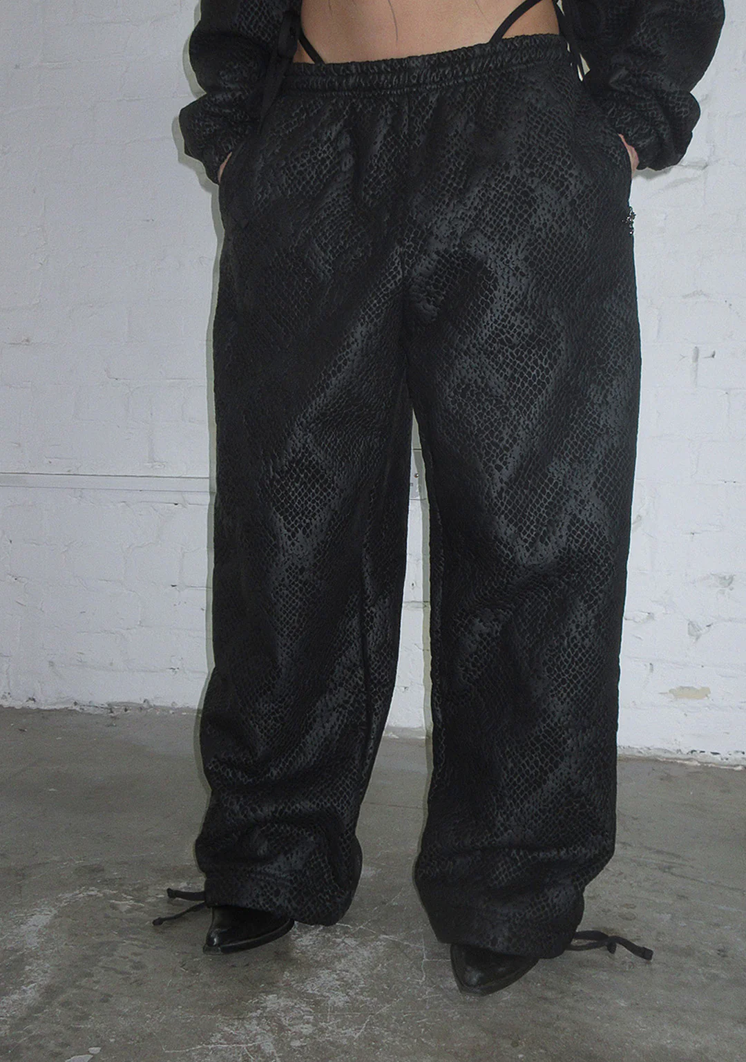 NOCTURNAL SNAKESKIN TEXTURED OVERSIZED SWEATPANTS BLACK - Image 3